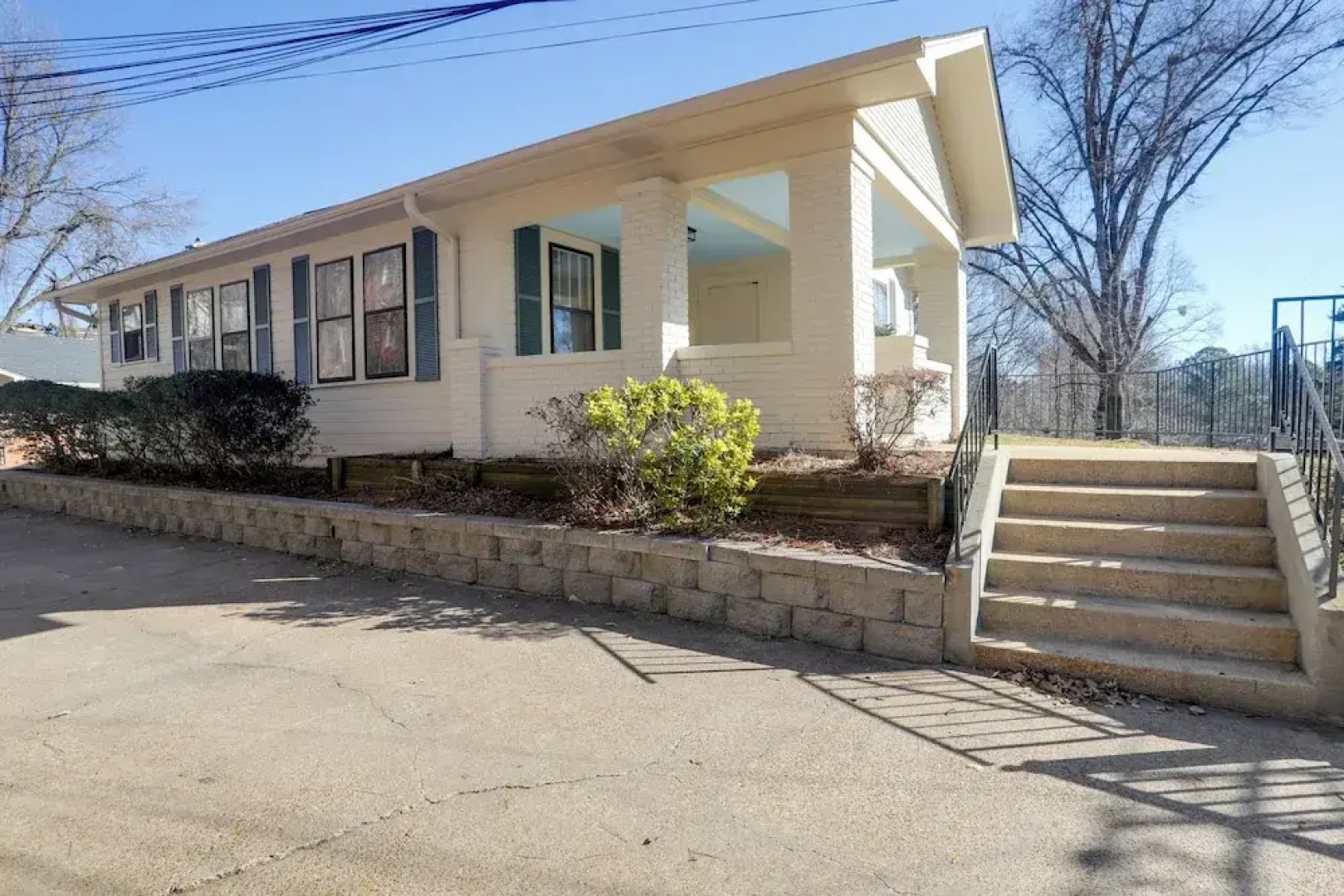 Walk to Oxford Square & Ole Miss: Central Home!