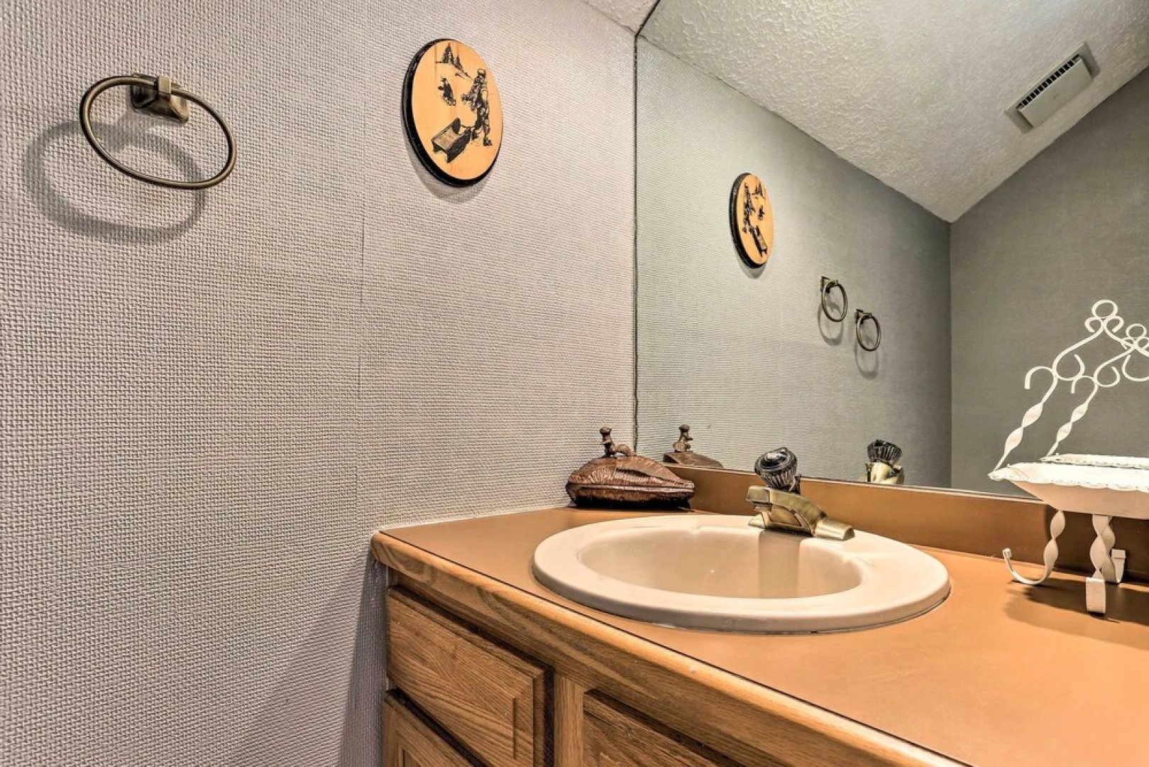 Deck & On-site Fishing Pond: Lake Harmony Home!