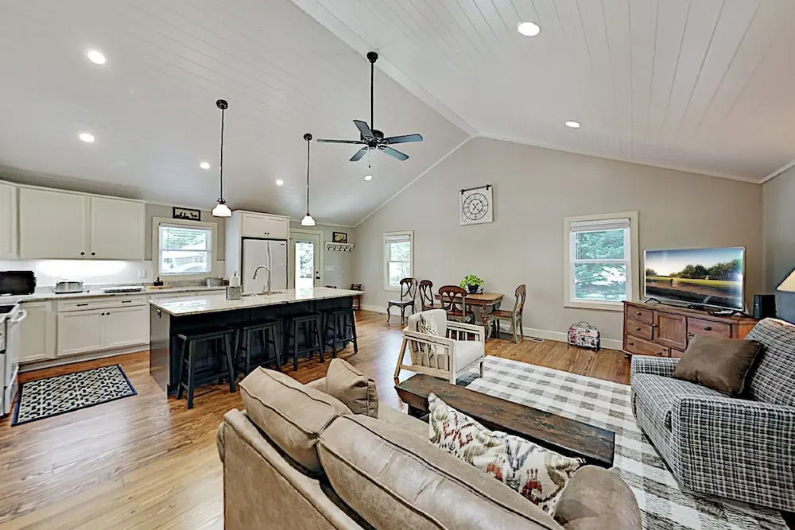 Charming Getaway W/ Luxe Interior & Screened Patio 2 Bedroom Cottage