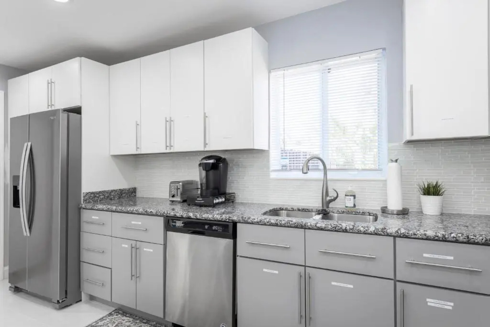 Amazing! 3br 2ba Sofa Bed, Near Beach, Heated Pool, Full Kitchen, WiFI, Patio, BBQ, Private Yard, Peaceful Neighborhood