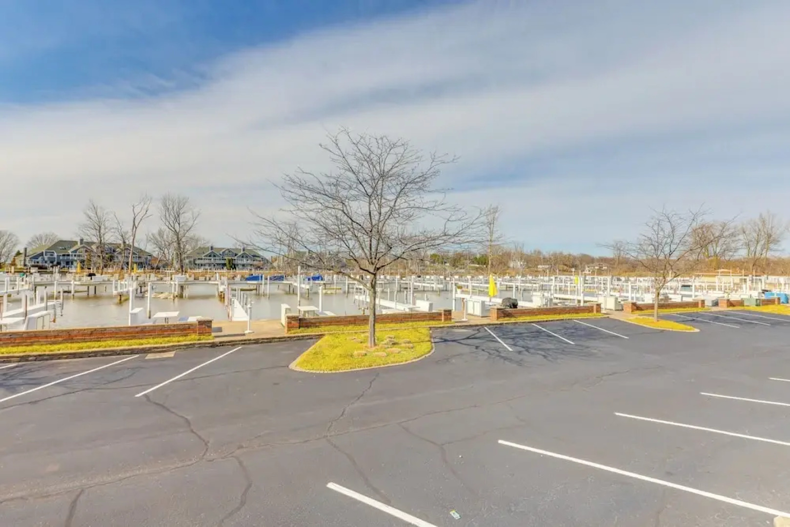 Charming New Buffalo Condo: Walk to Lake Michigan!