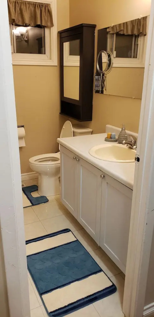 Bungalow With Cozy 4 Bedrooms on a Large Property Lot ! Late Check-out