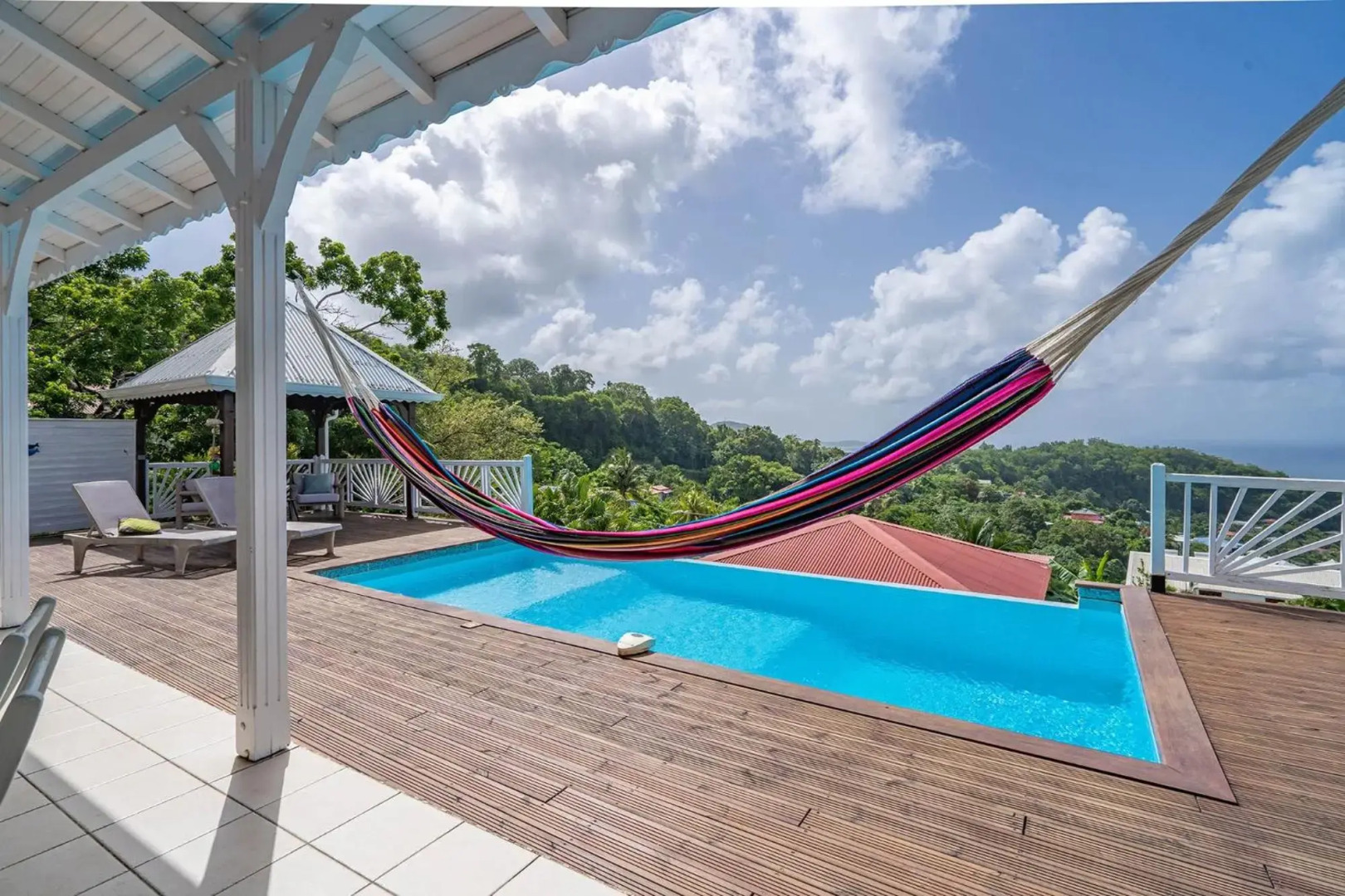 Villa Palmier rouge : 3 ch, piscine à débordement, vue mer et végétation