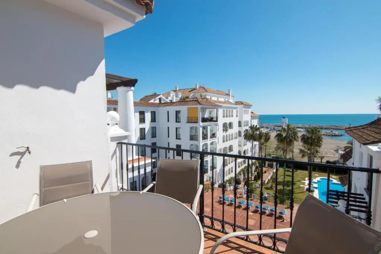 2233-Lovely 2 bedrooms on the beach, pool and port