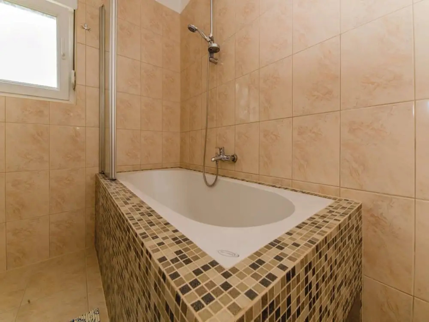 Spacious Villa in Maslenica with Swimming Pool