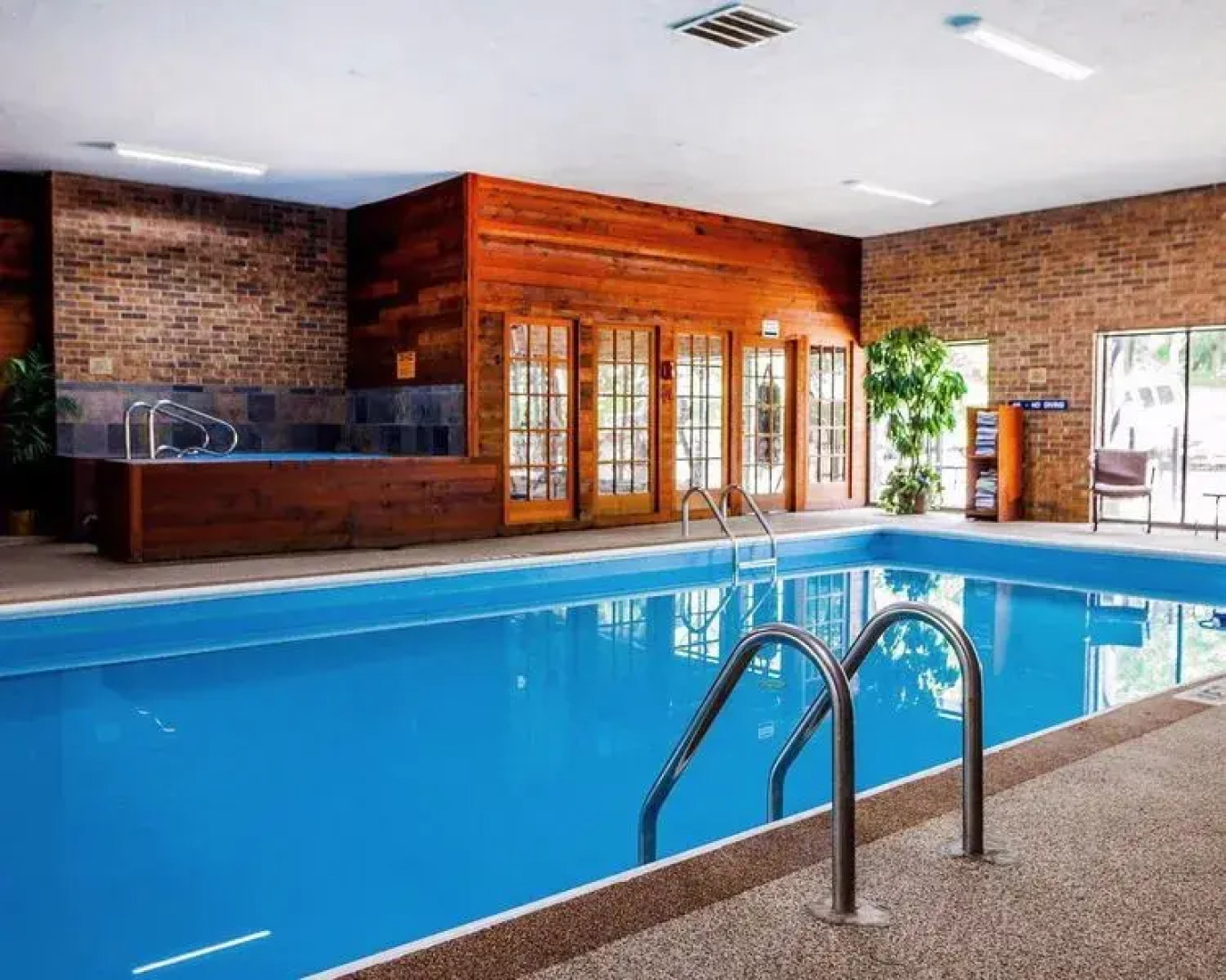 Suburban Studios Kansas City Airport North