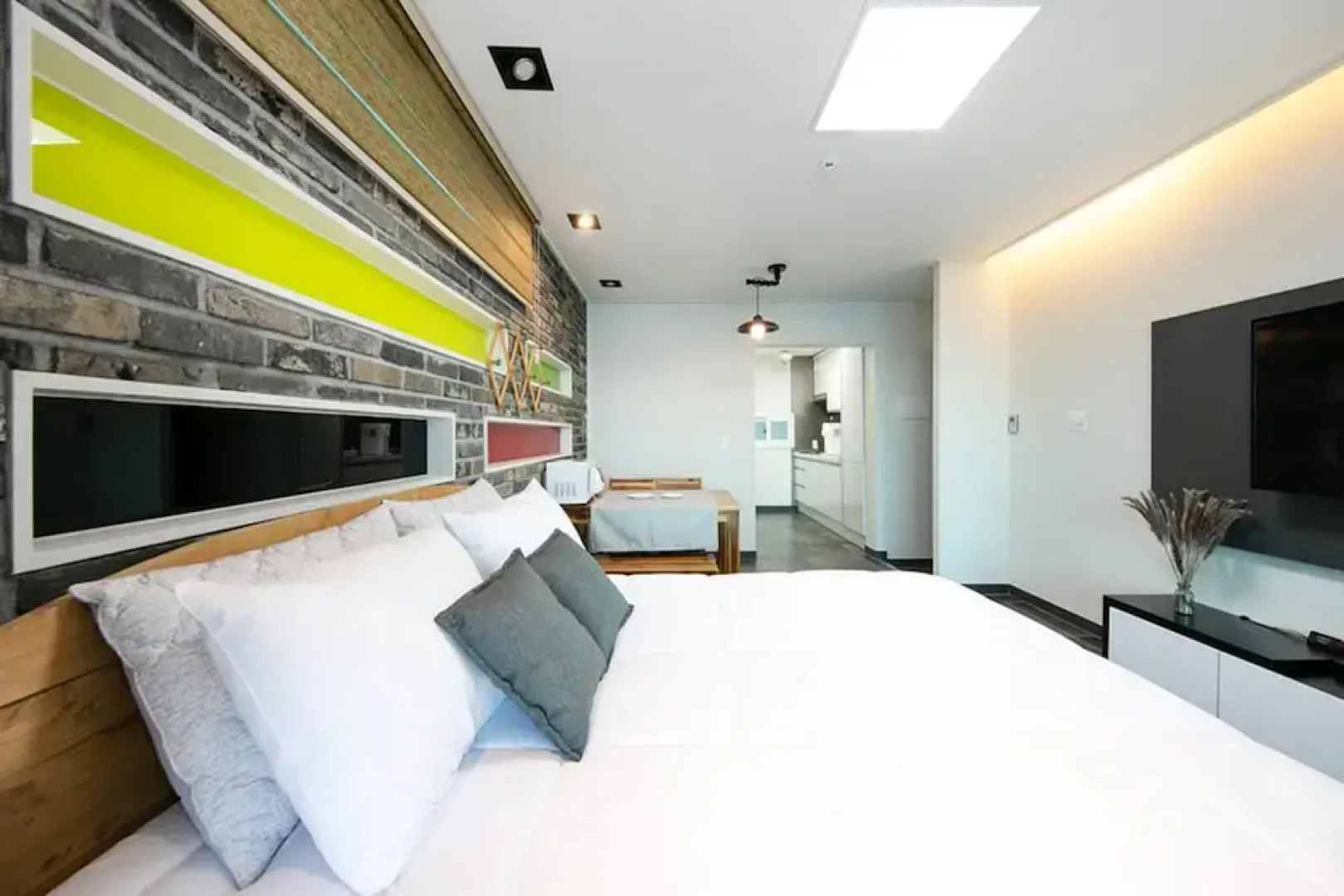 Pohang Couple Stone Pension