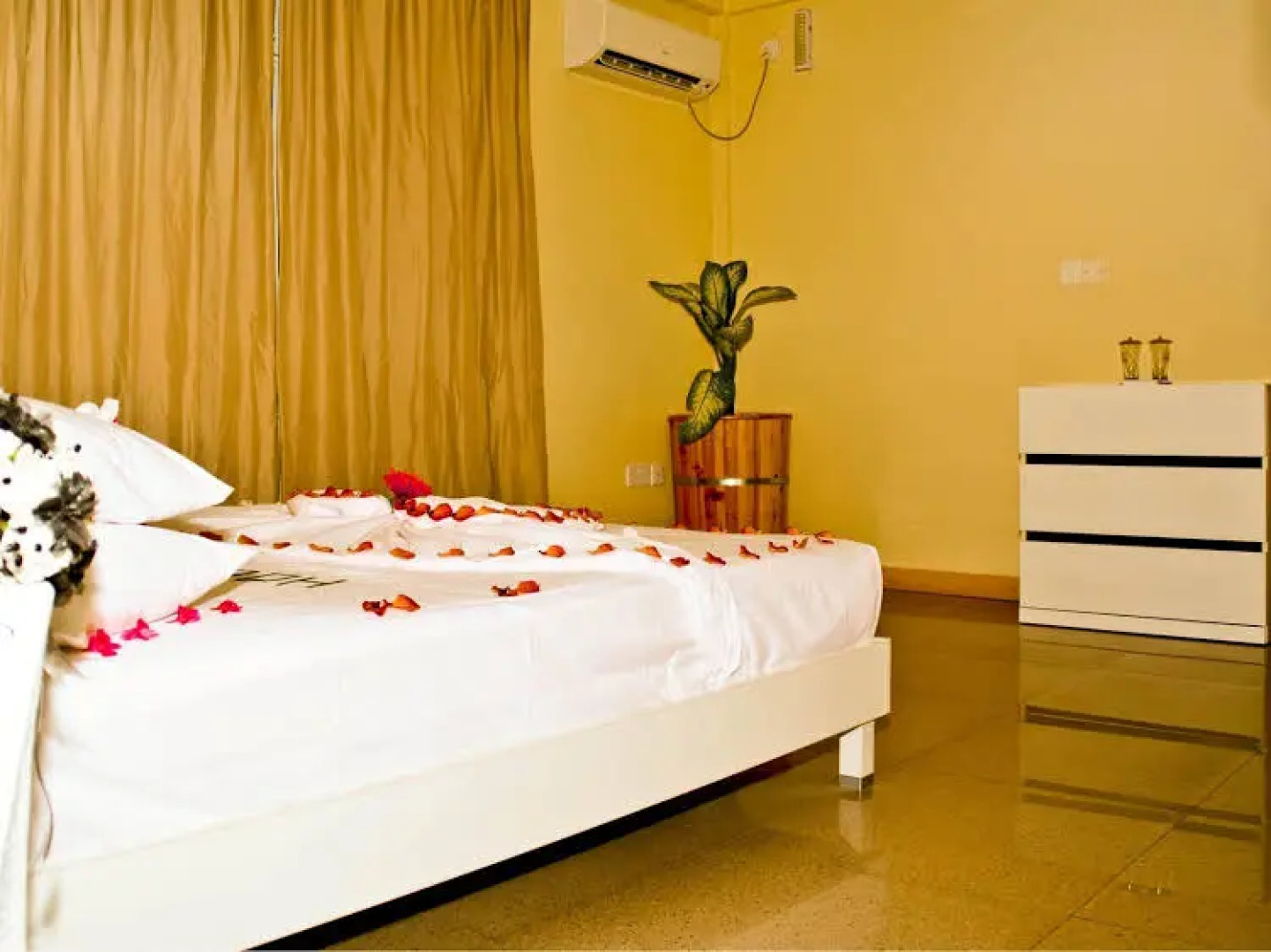 Holhudhoo Inn Maldives