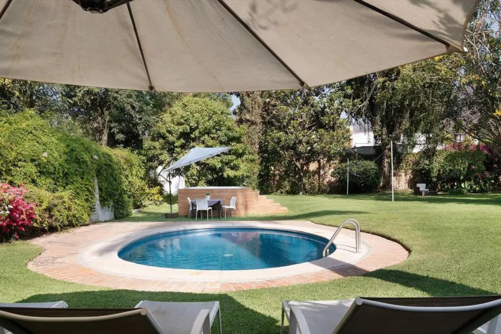 Welcome to Villa Cristy 3-BR 3 5-WC in the La Floresta area