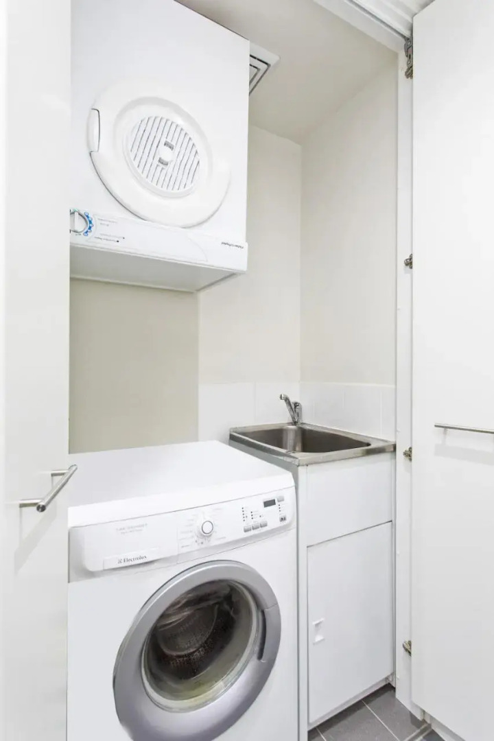 Spacious & High in the Skyplaza - 1bd 1bth Apt