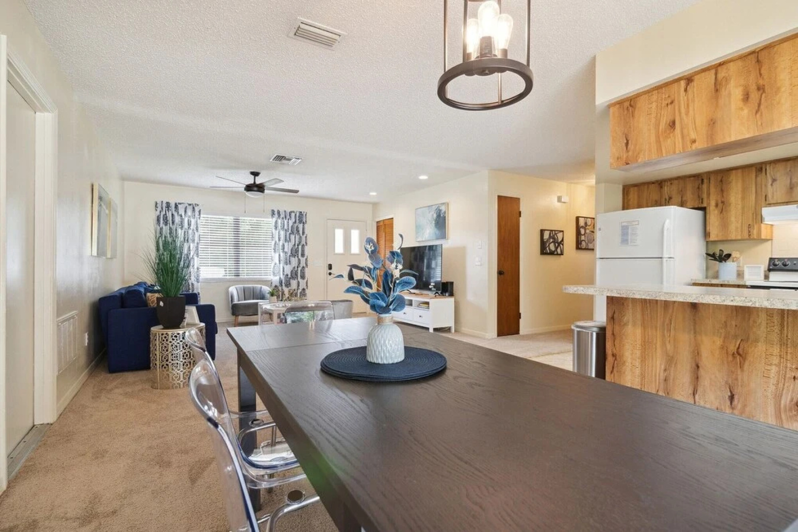 Sunny Retreat - Spacious Yard, Firepit, & Grill 3 Bedroom Home by Redawning