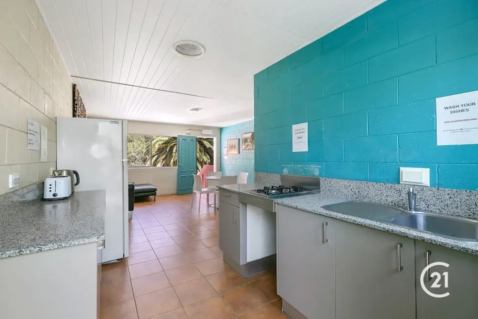 Dolphins Beach House - Hostel