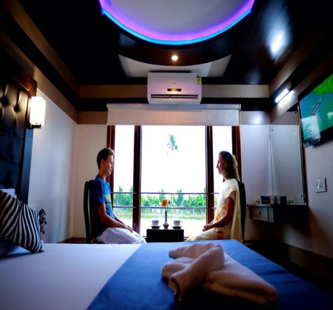 India Vacationz Houseboat