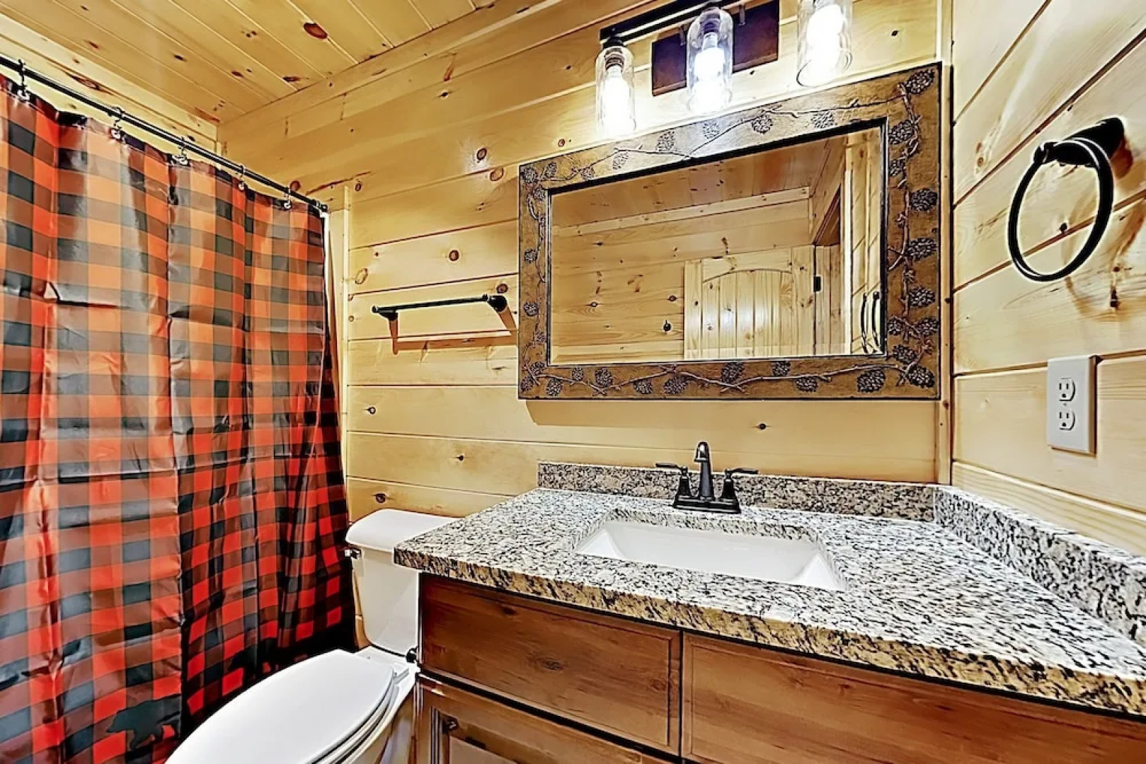 New Listing! All-suite - 1.5 Acres & Hot Tub 2 Bedroom Home