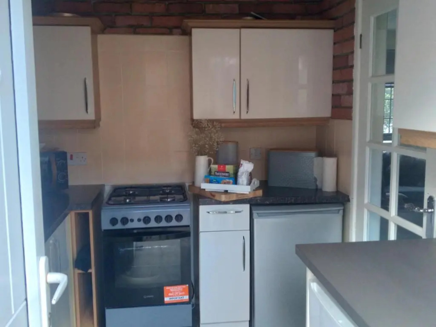 2 Bed House - Sleeps 4 - Pets - Garden - Parking