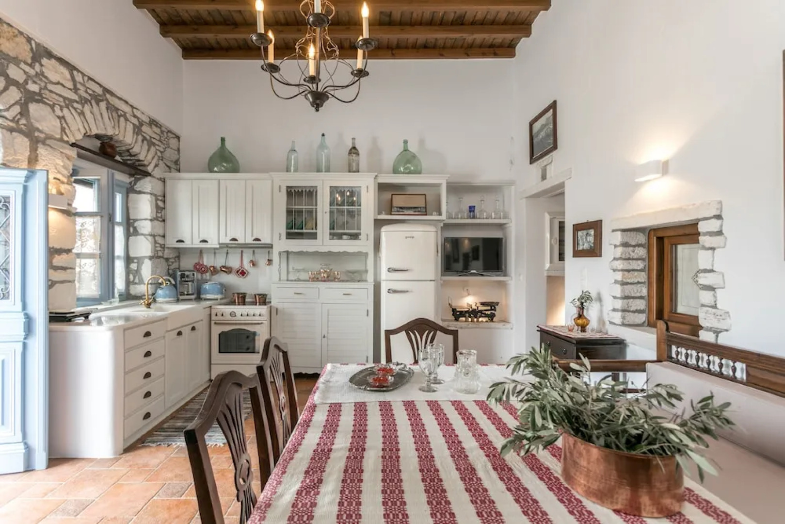 Traditional Inn Pirethron