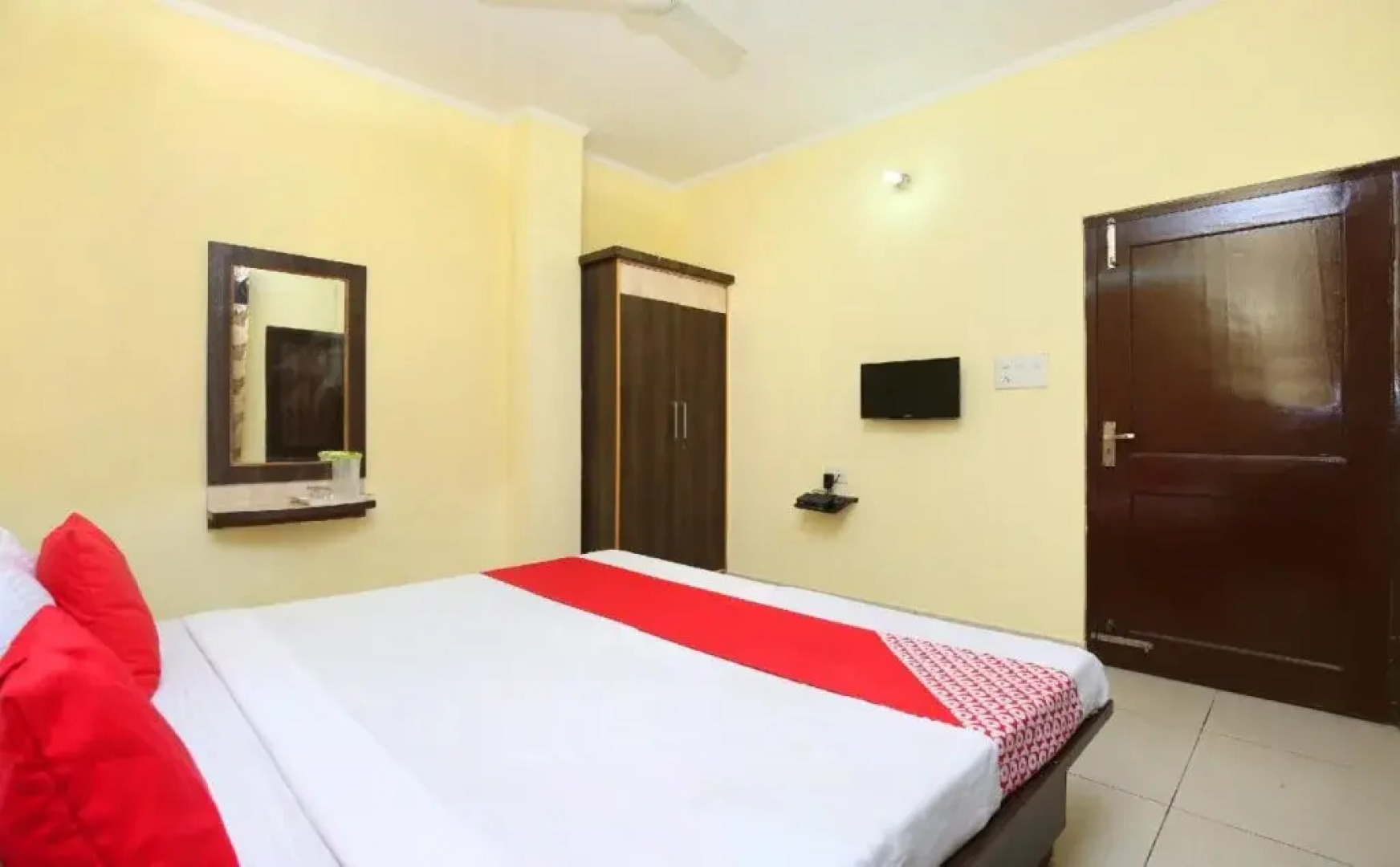 OYO 19765 Royal Guest House