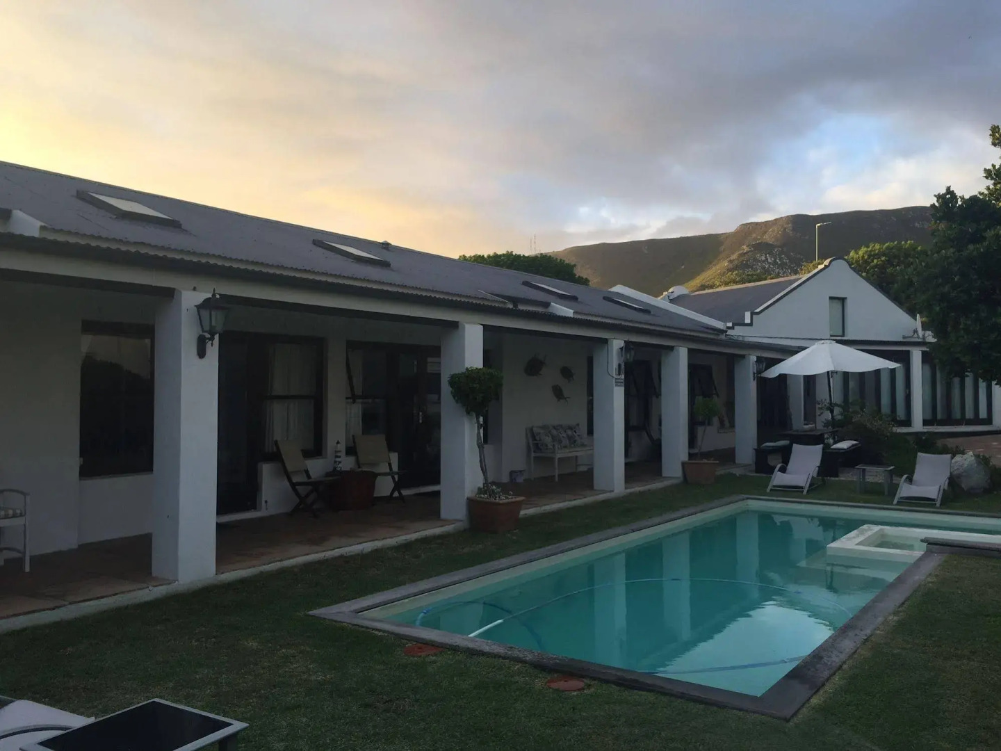 Sixteen Guest House on Main