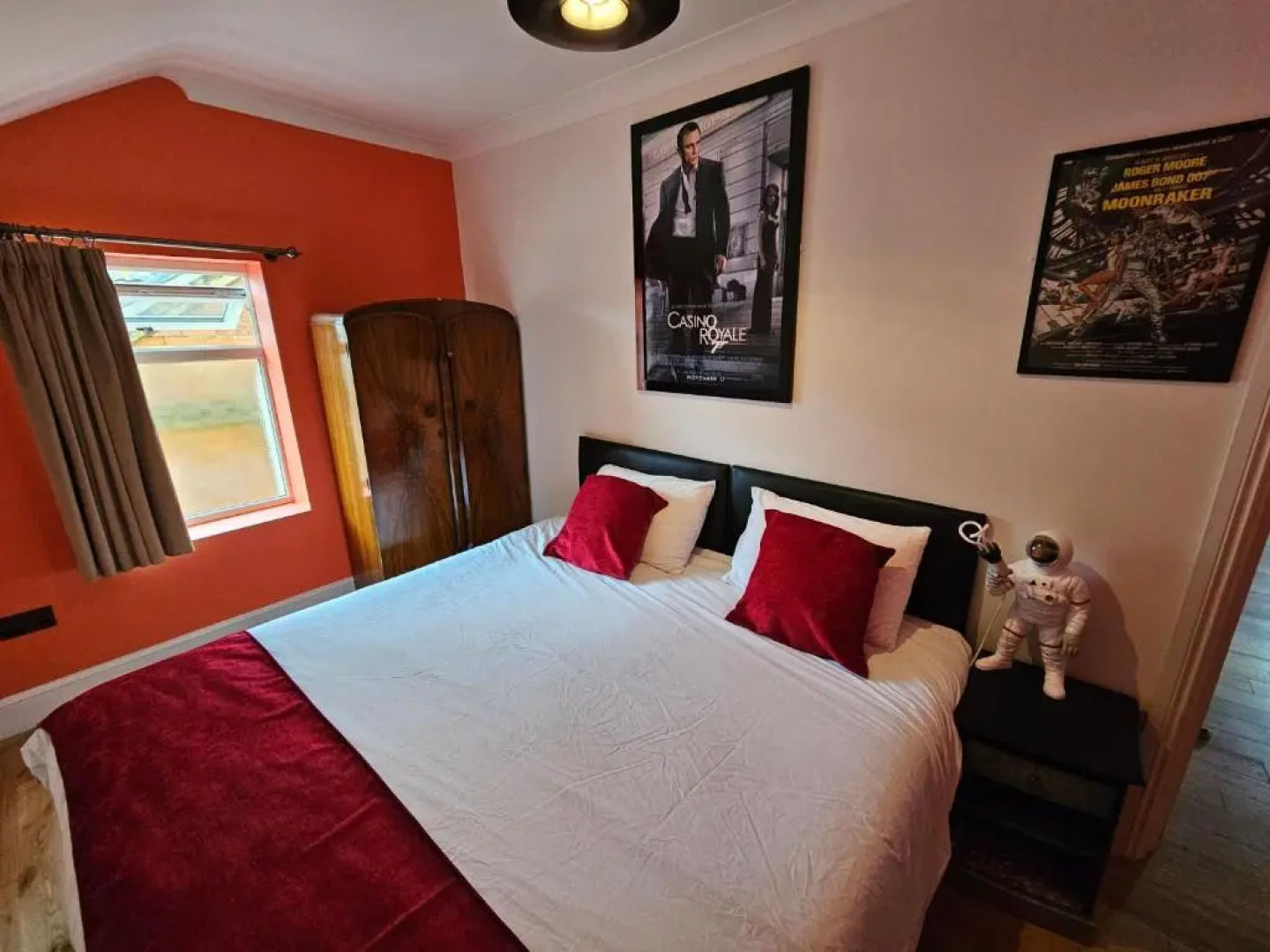 Southsea Royale James Bond 3 bed Cool Penthouse, seafront parking