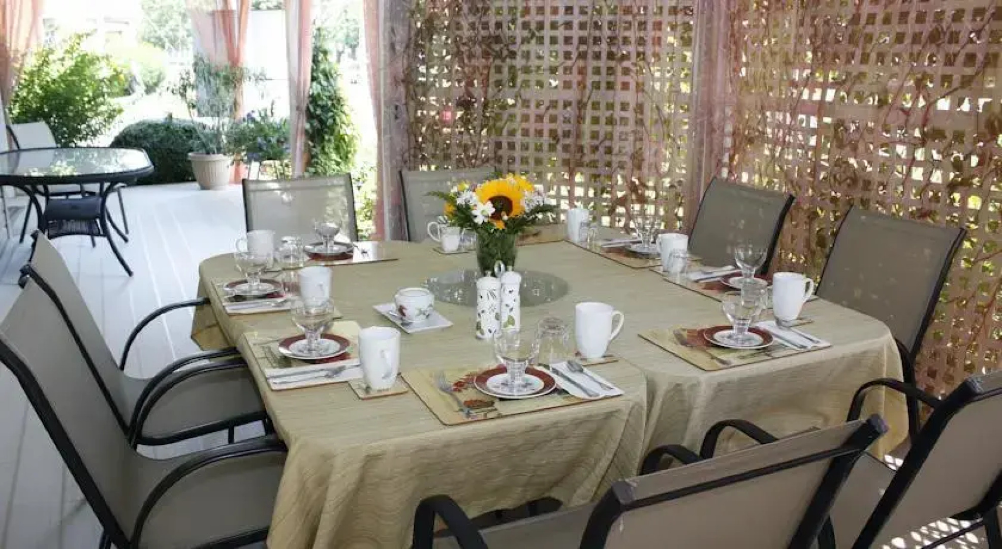 LakeBreeze Niagara Bed & Breakfast