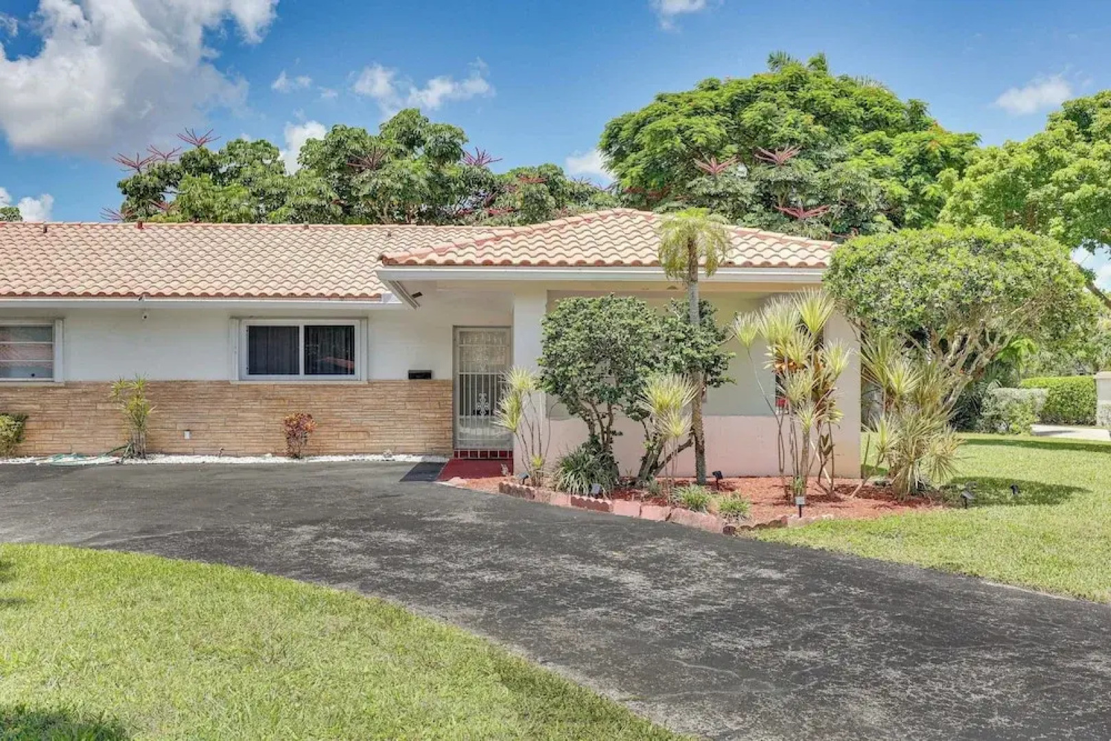 Walk to City Center: Modern Coral Springs Getaway