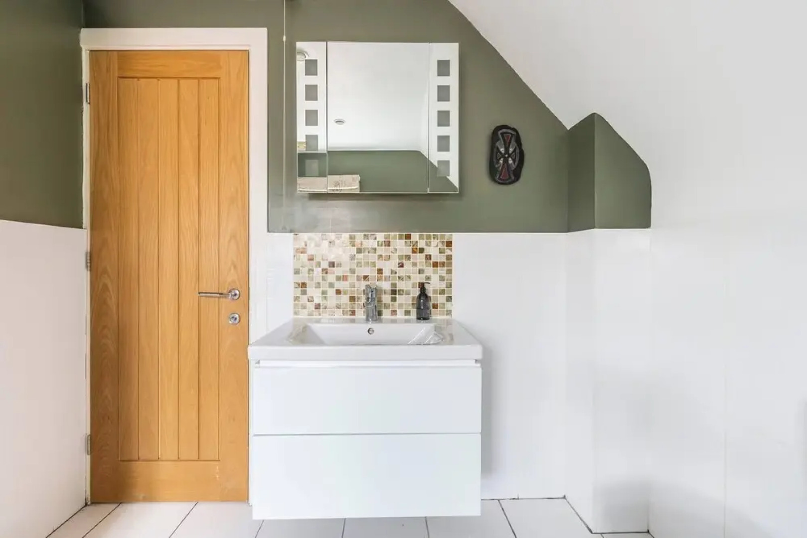 Room in Guest Room - Calm For 3, Handy for Airport, Train Free Parking