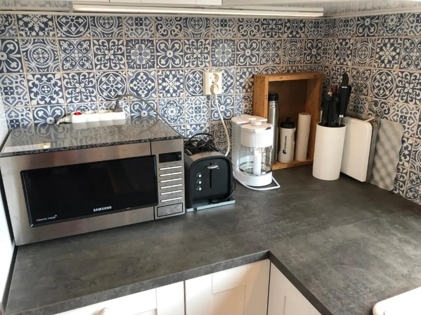 Två gästhus vid hav och strand