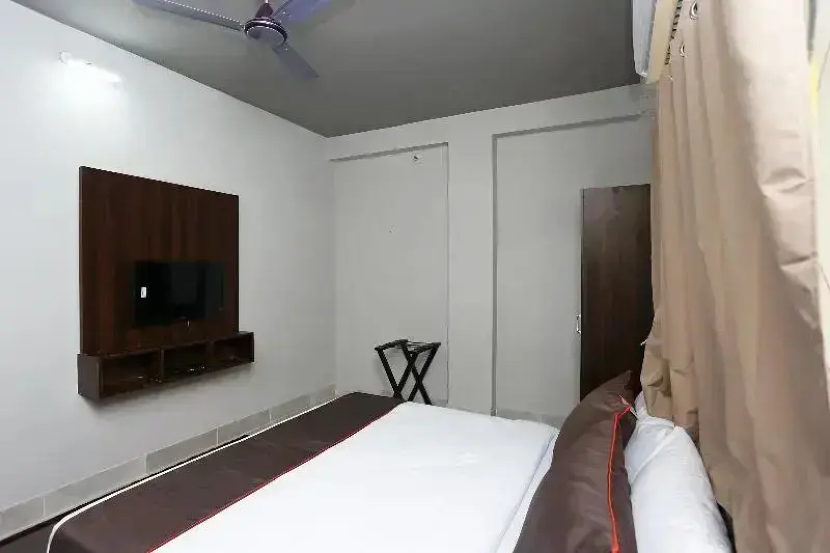 Hotel Bhinna Sakala by OYO Rooms