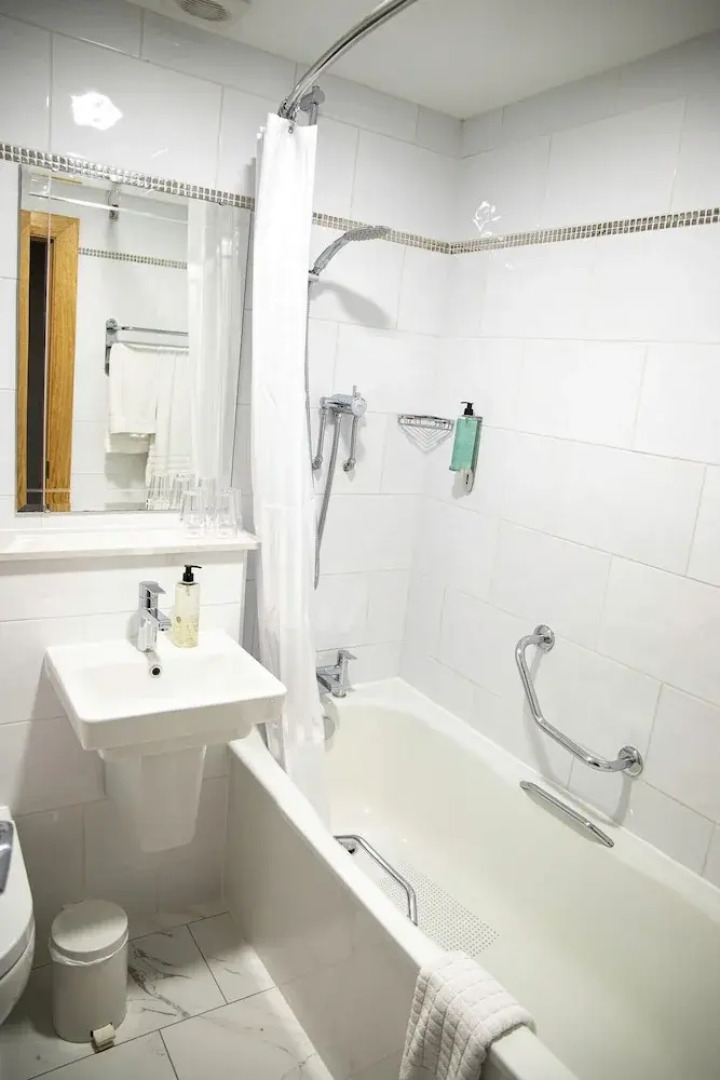 The Valley Hotel & Carriage Gardens