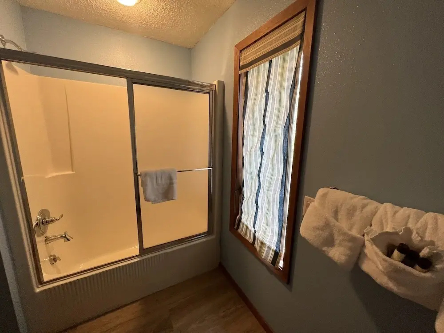 Forest view, log-sided two bedroom, two bath condo on Lake Ouachita. by RedAwning