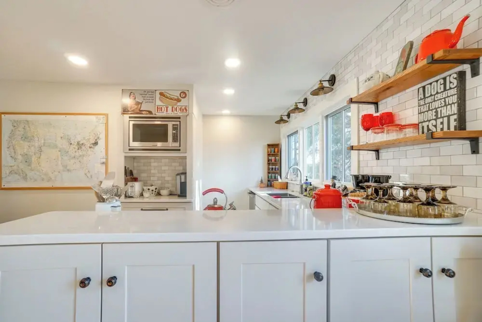 'the Porch House' Located in Historic Village