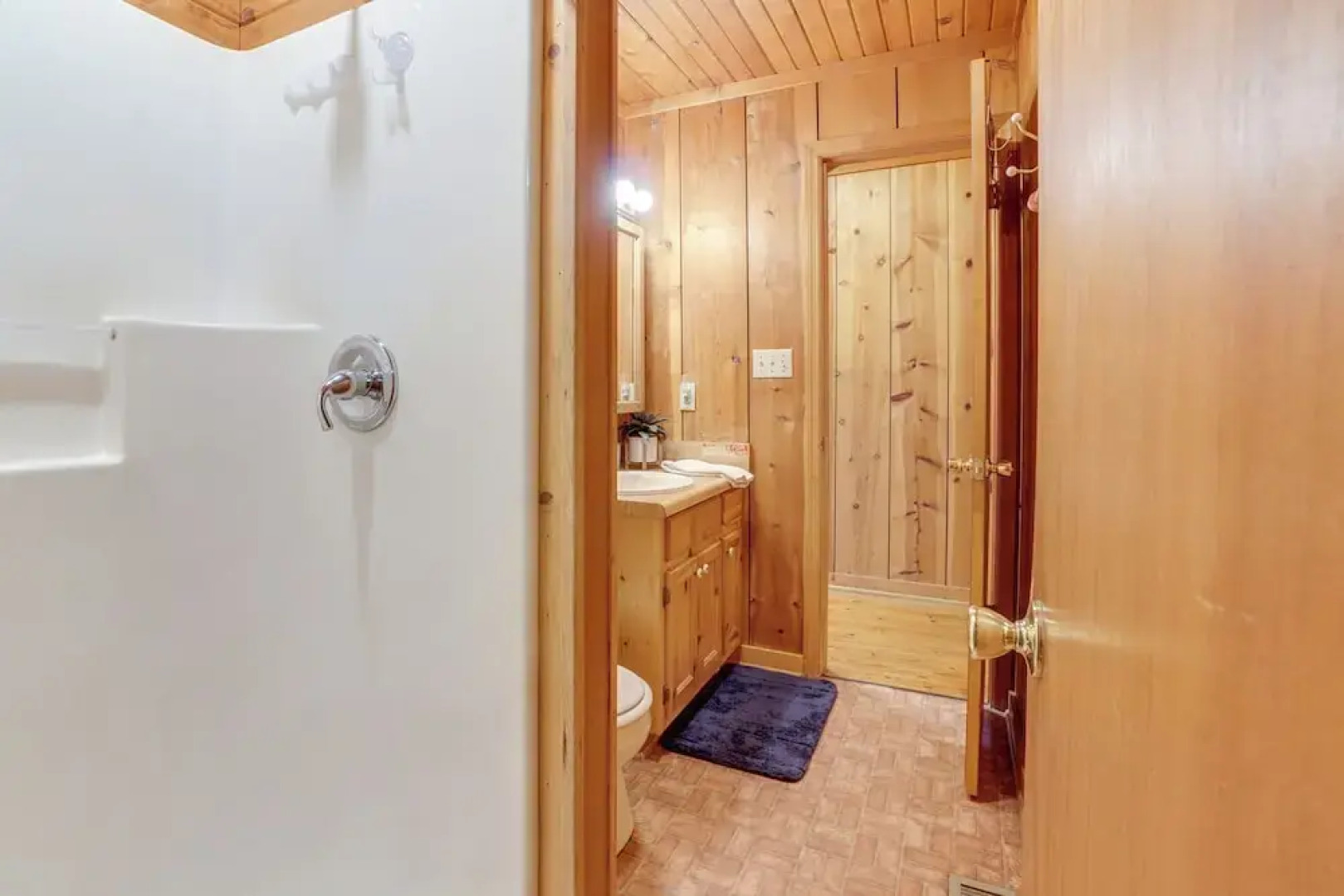 Private Hot Tub & Game Room: Cleveland Getaway