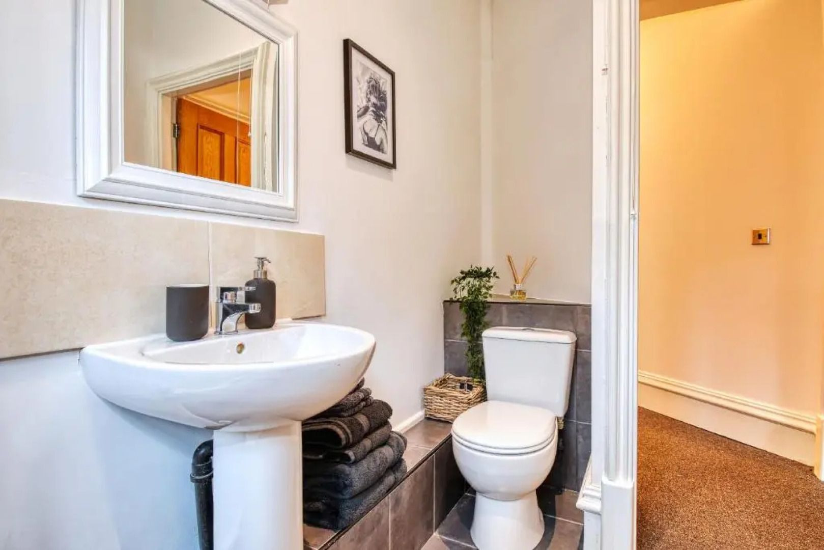 DUDLEY - 1Bed - CORPORATE TRAVEL - PARKING - LONG STAYS