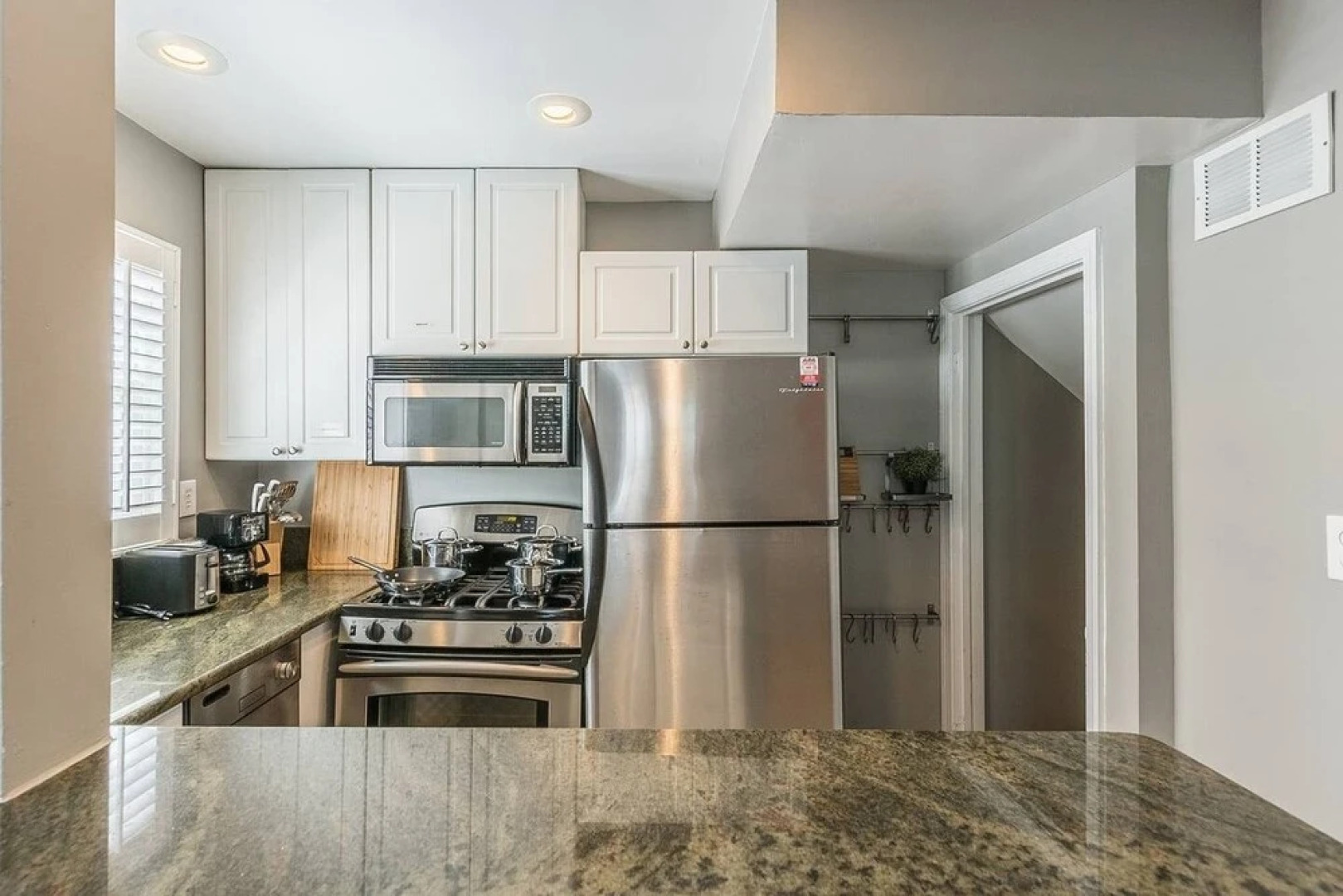 Luxurious 3br 2ba Townhouse with cozy backyard