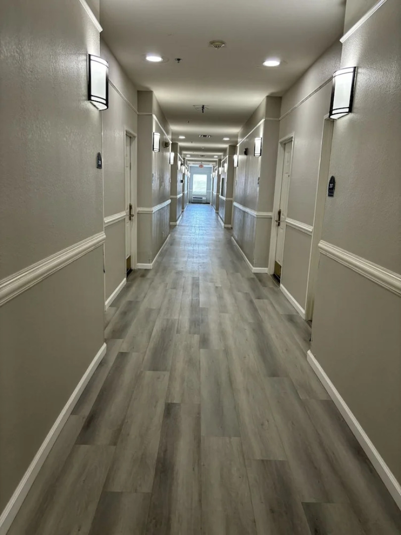 Deluxe 6 Inn & Suites