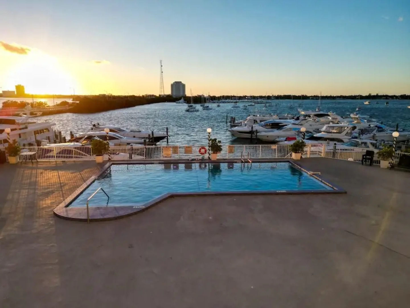 Bayshore Bliss- Cozy Space Pool Views