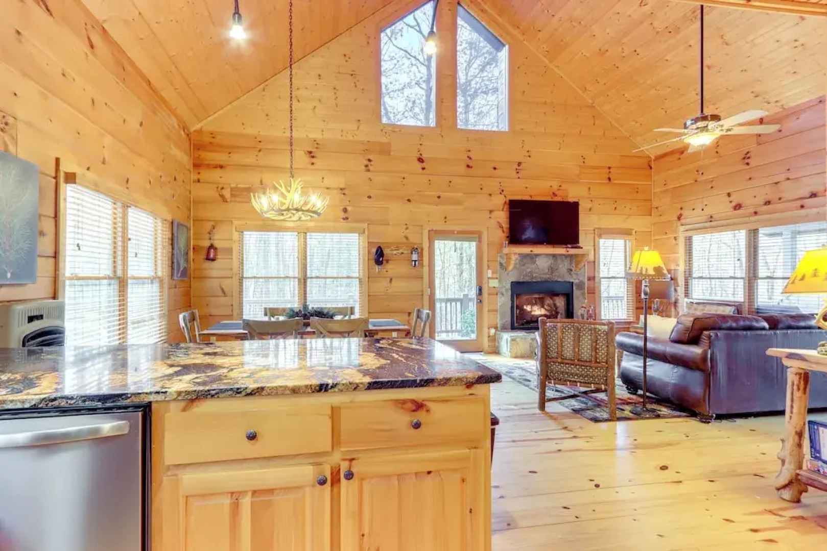 9 Mi to Dtwn Blue Ridge: Cabin w/ Deck & Grill!