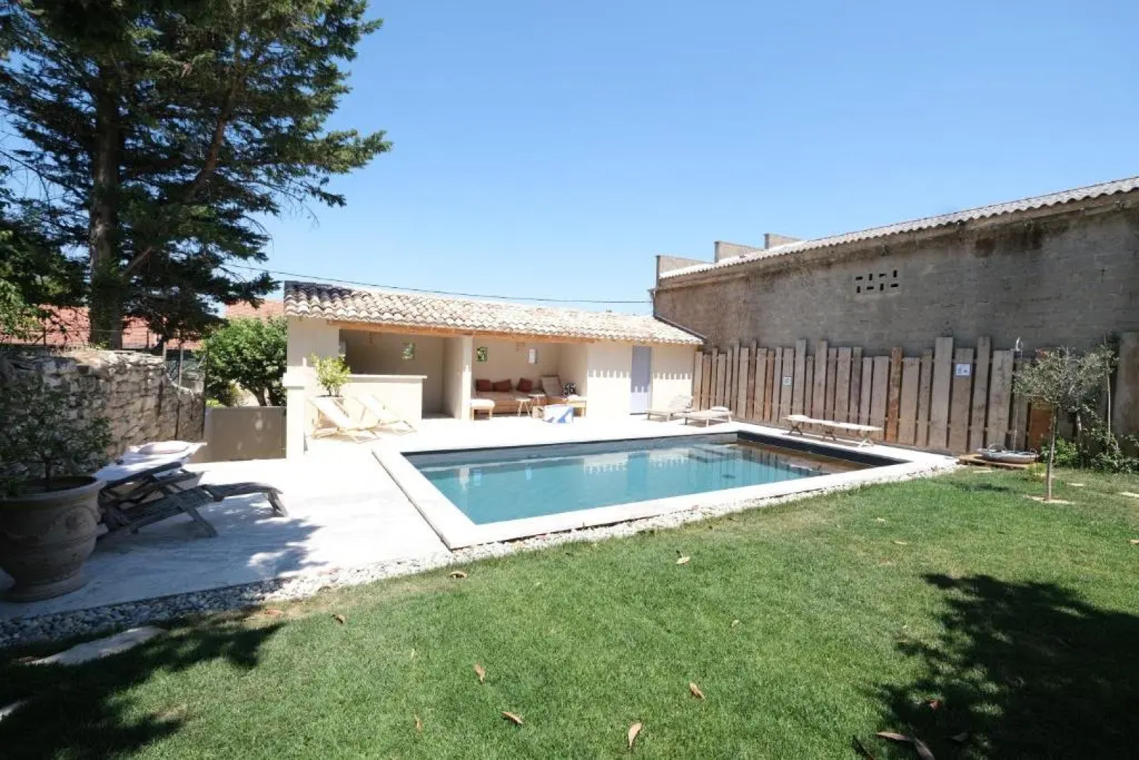 LS6-359 CASTEU Très belle Maison de maitre en plein cœur du village de Barbentane, proche d'Avignon, 12 couchages