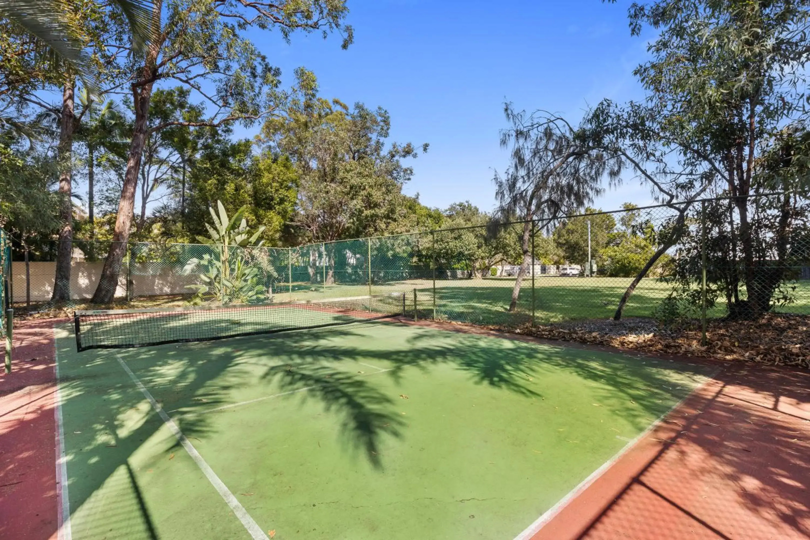 Stylish Townhouse, private courtyard walk to beach