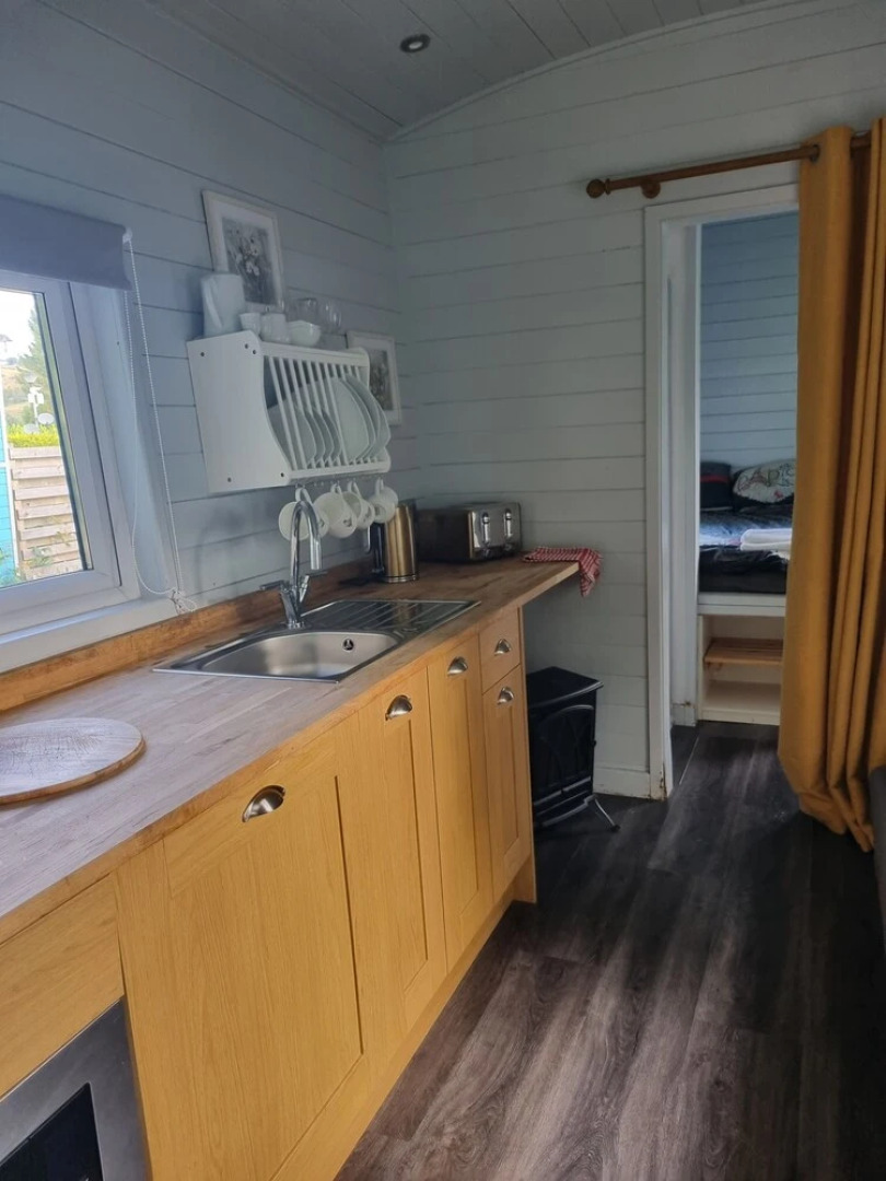 Glamping Hut - Riverview 3