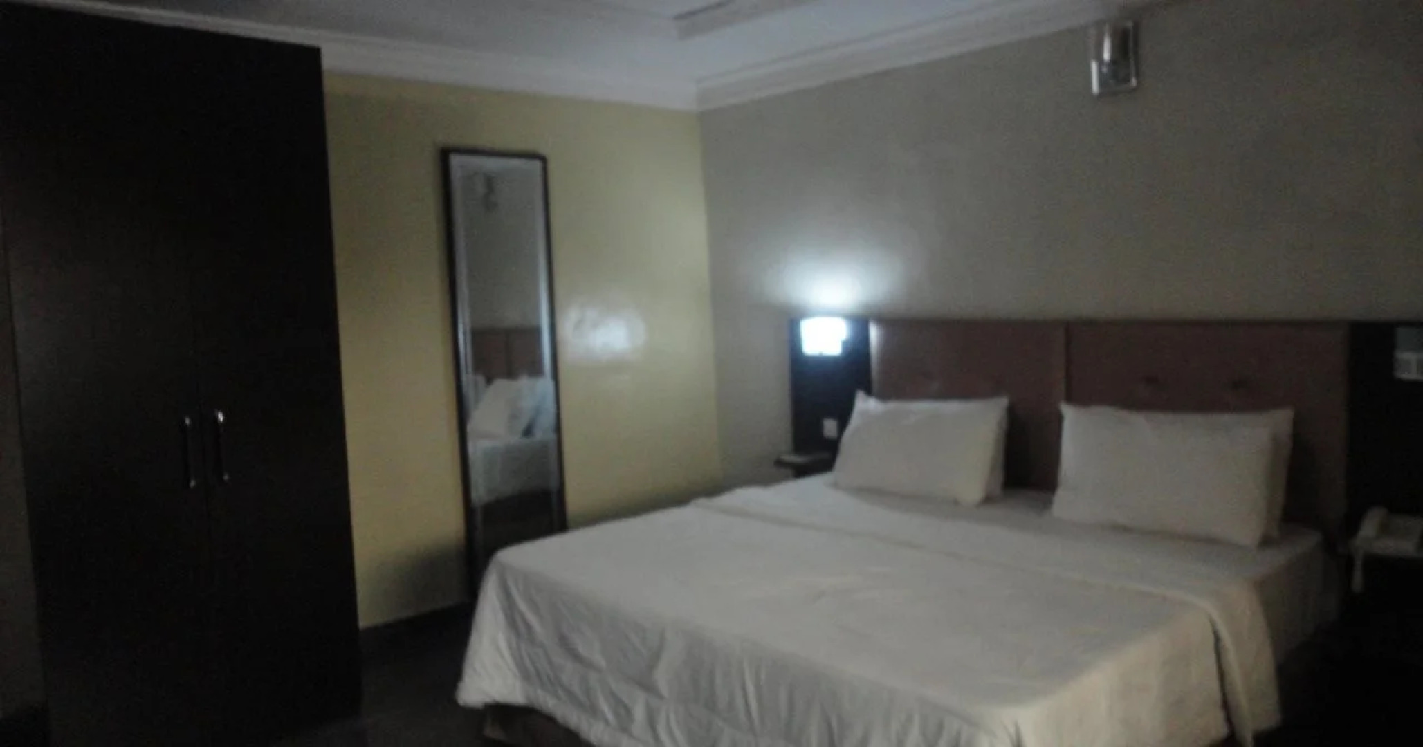 Moongate Hotel and Suites, Obantoko