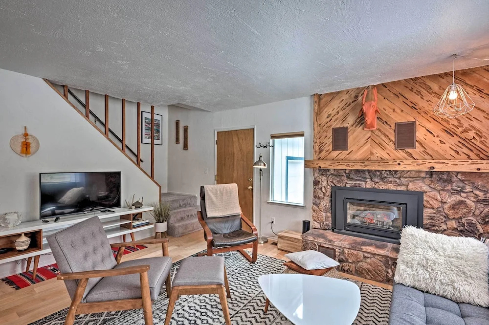 Peaceful & Upscale Ski Cabin: 11 Mi to Heavenly!