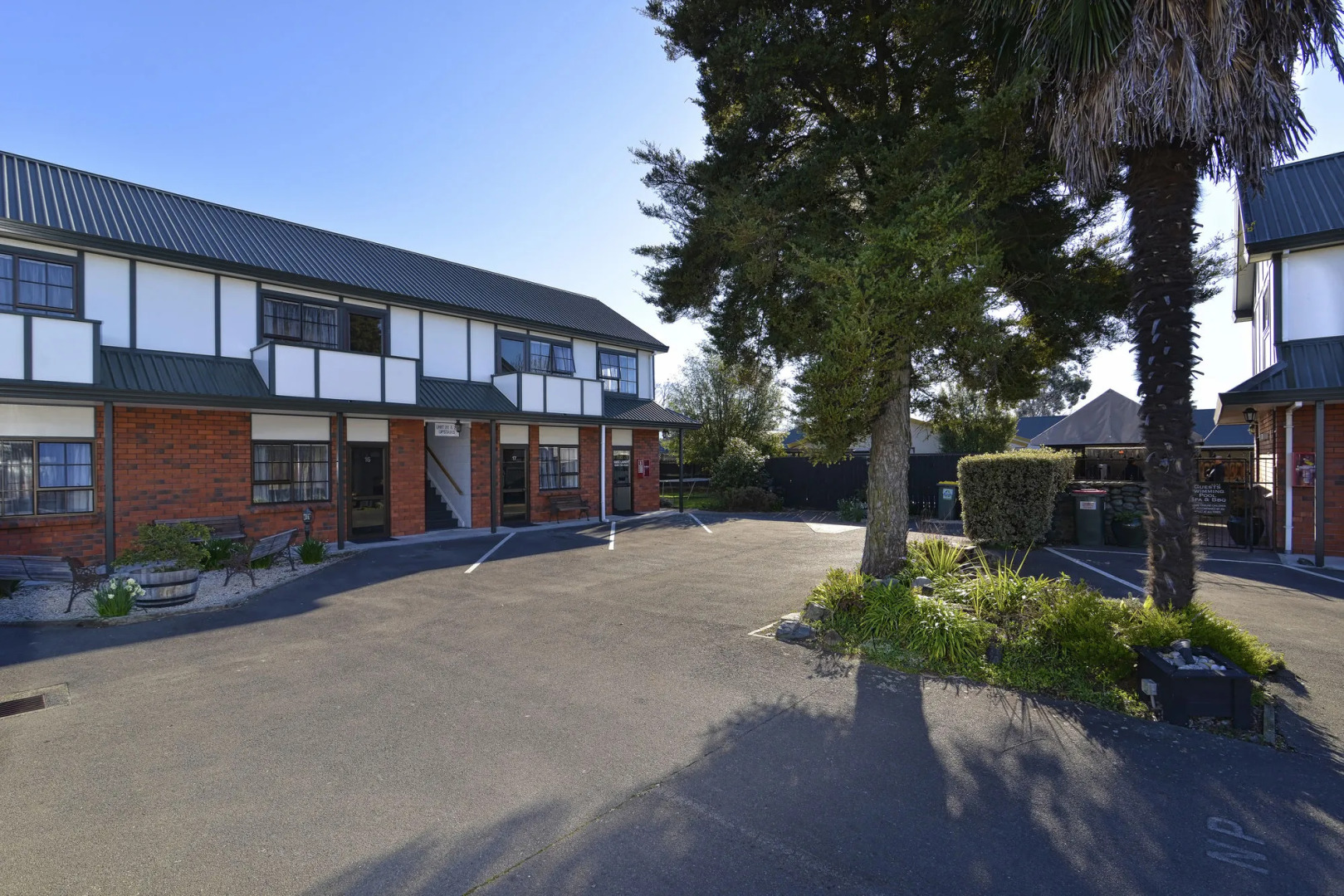 Knightsbridge Court Motor Lodge