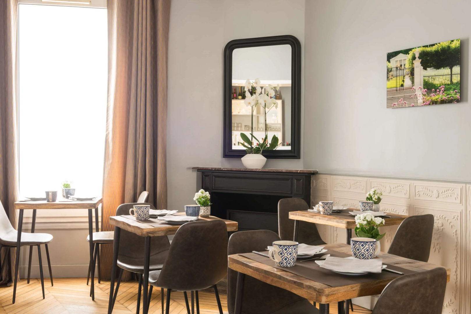 Hotel Atrium by HappyCulture