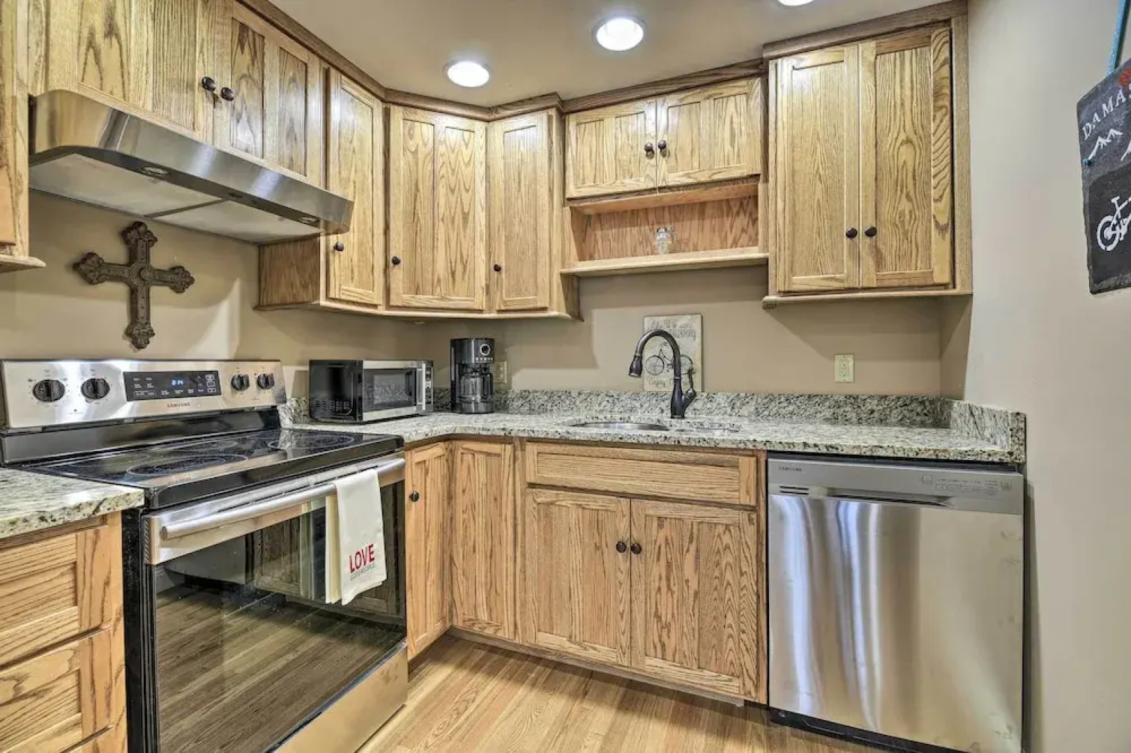 Comfy Damascus Apartment - Walkable Location