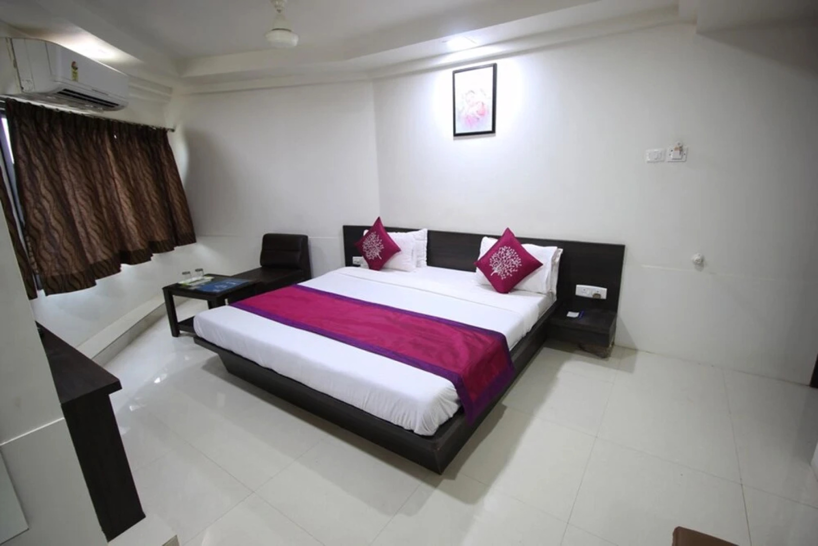 OYO 1360 Hotel Cross Road