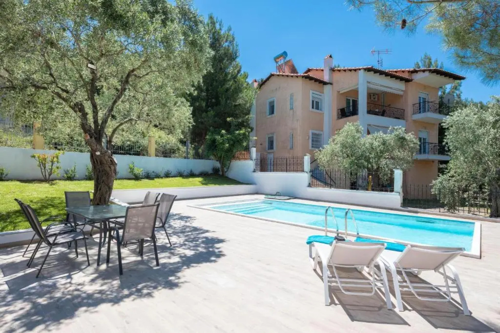 Louloudis Pool Villa