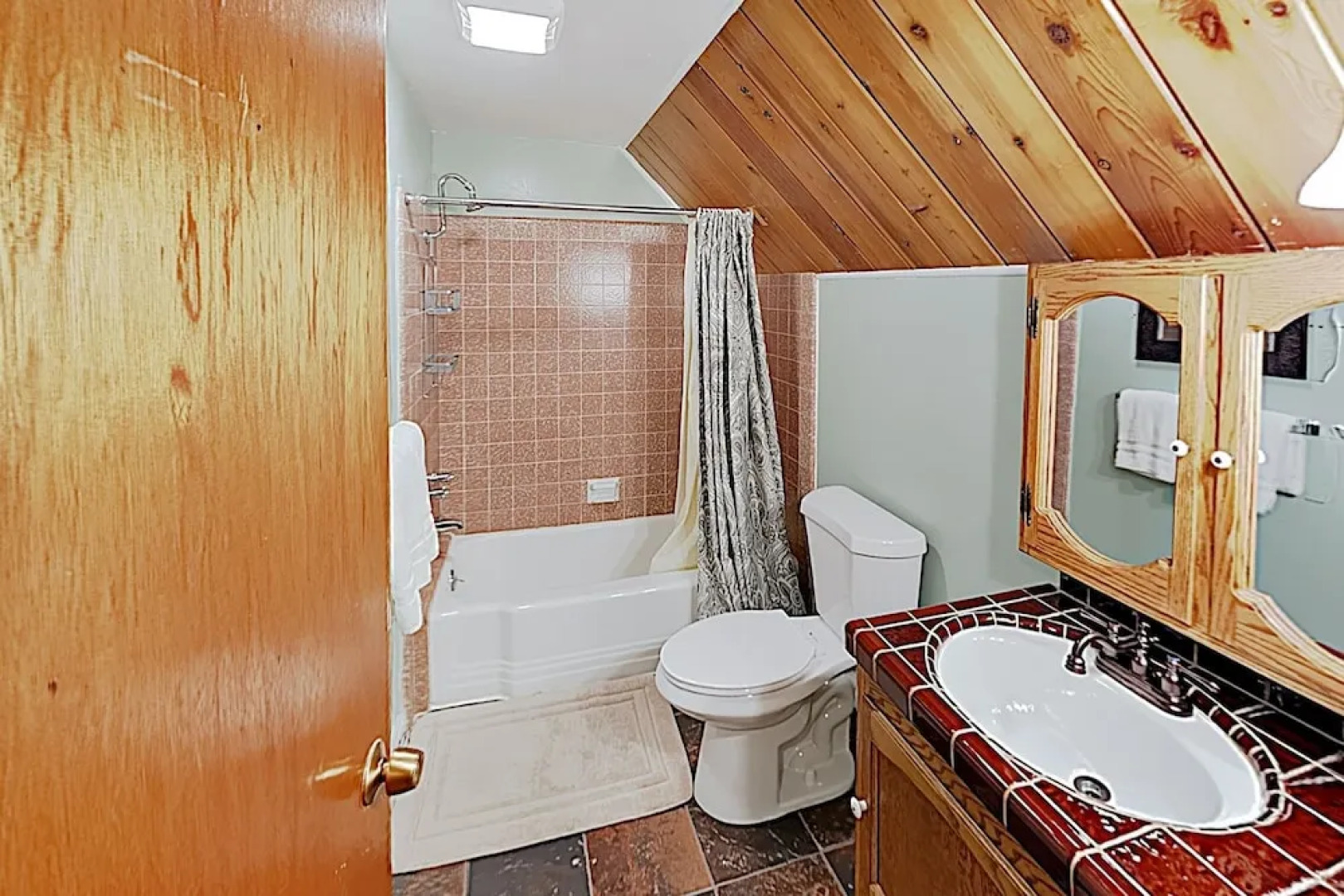 Family-Friendly Cabin W/ Private Hot Tub Home