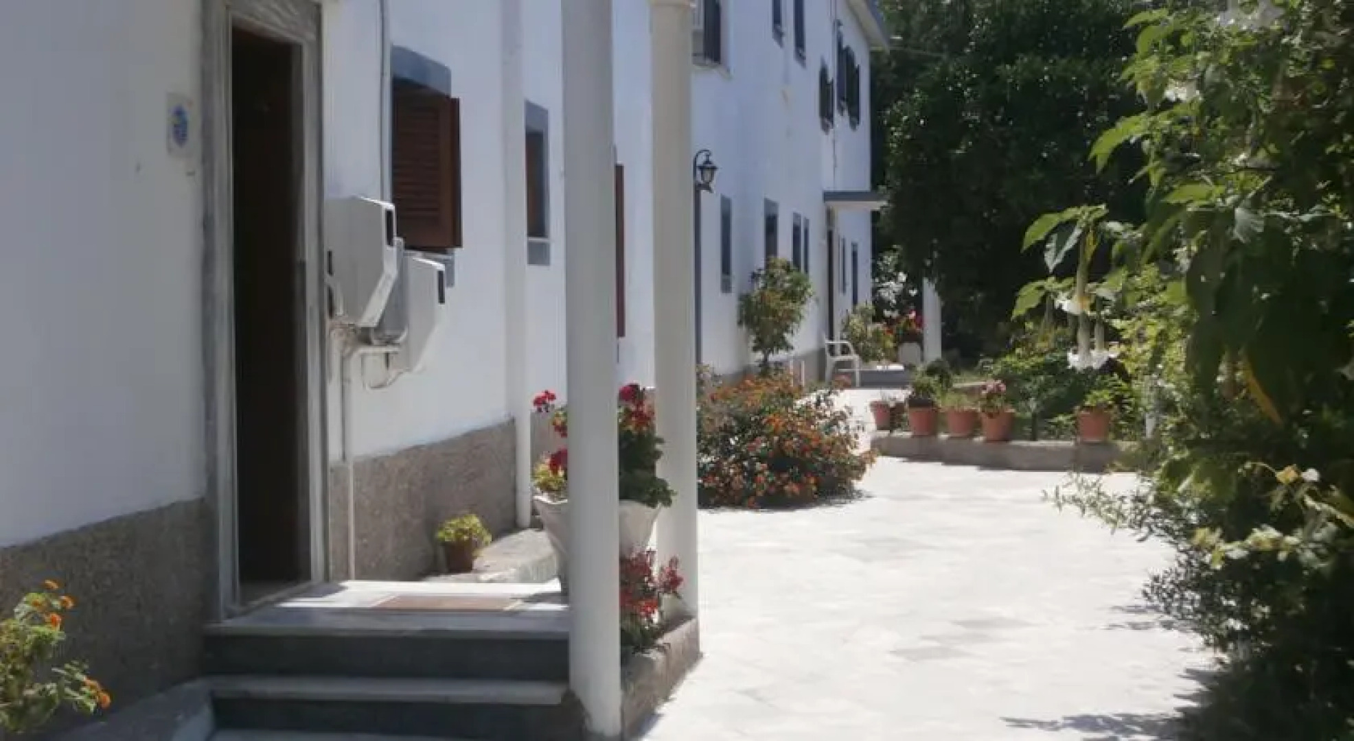 Harrys Bar & Apartments 2