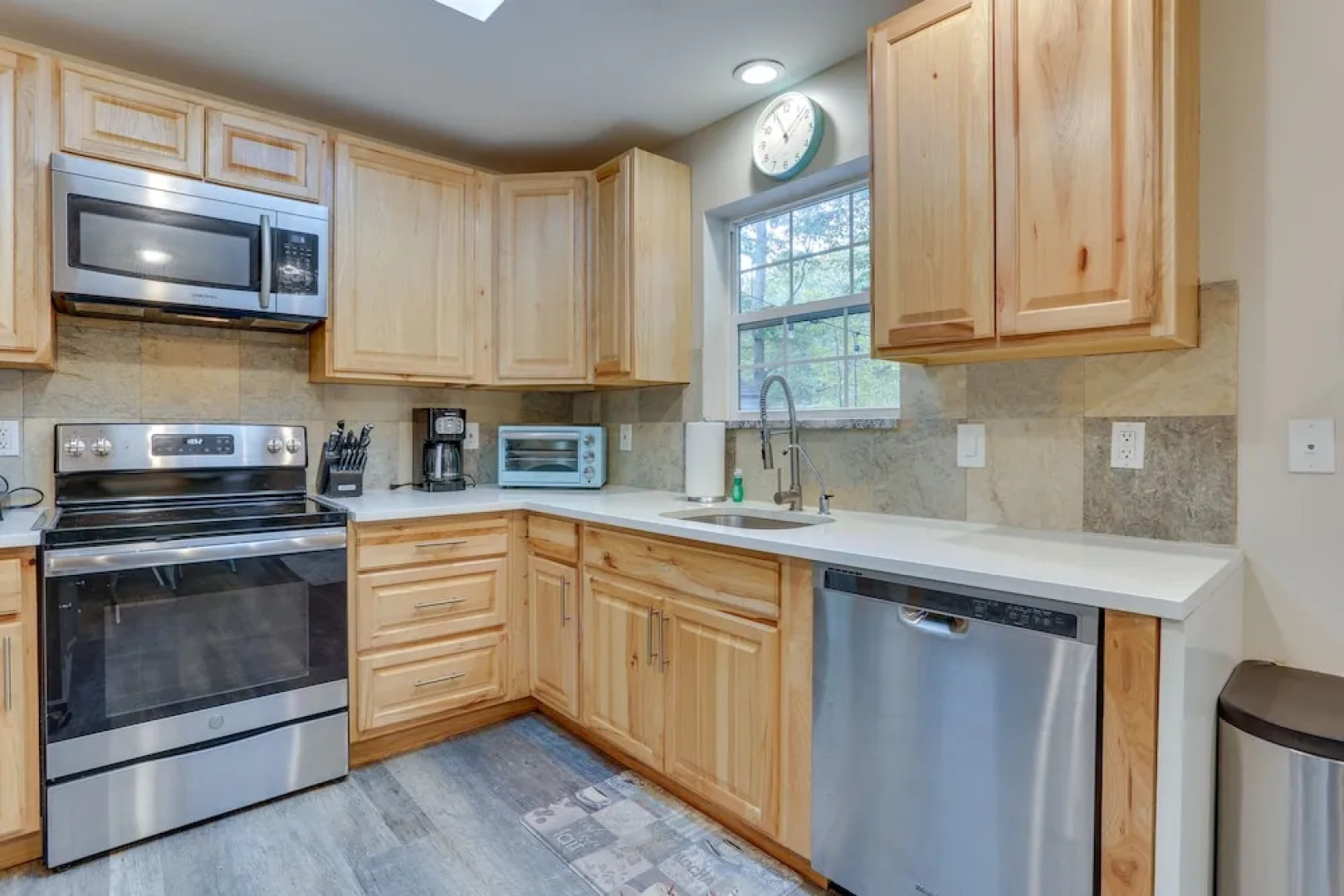 Hot Tub & Pool Access: Year-round Pocono Retreat!